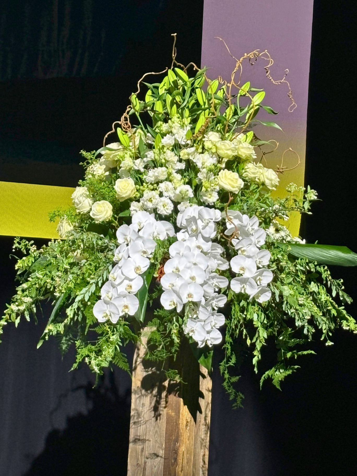 Décor floral événementiel avec orchidées blanches et lys