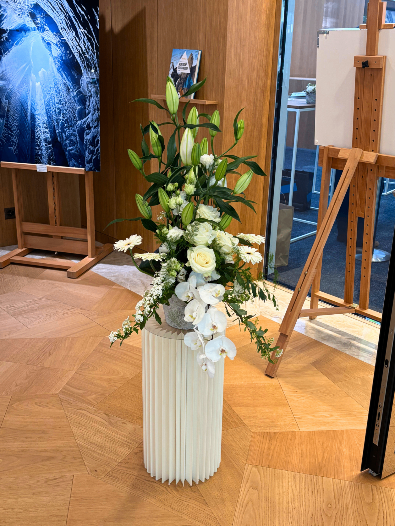 Grande composition florale blanche pour espace professionnel