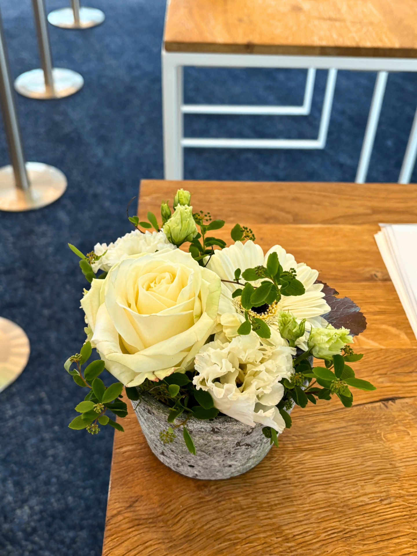 Petit arrangement floral blanc pour table d'entreprise