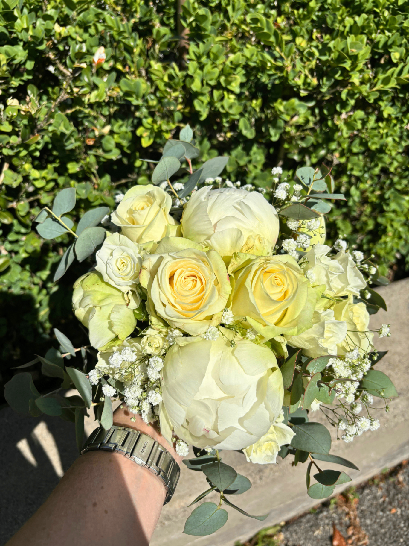 Bouquet de mariée tons crème et jaune pâle avec roses, pivoines et gypsophile