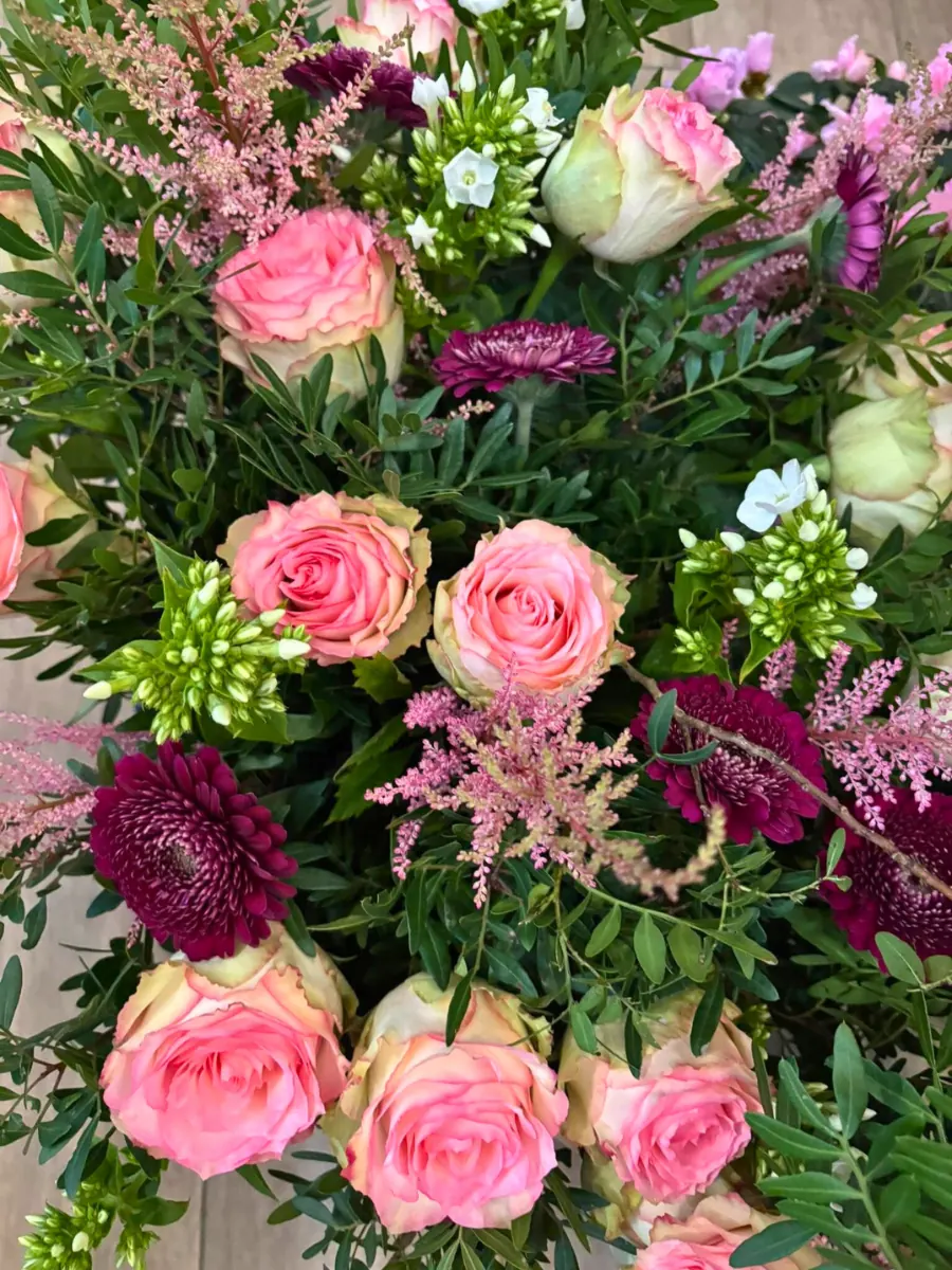 Bouquet d'été avec dahlias colorés