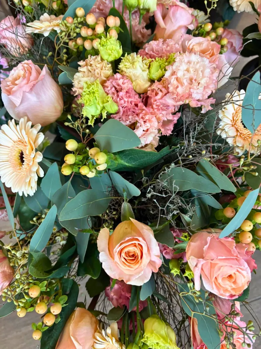 Bouquet pastel roses et eucalyptus
